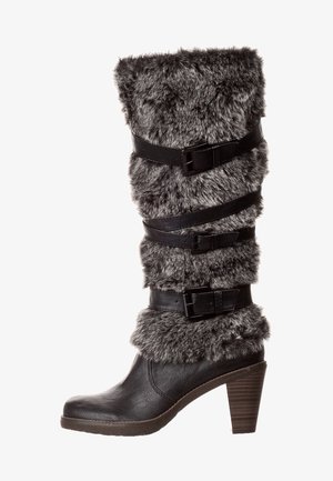 Bota negra hasta la rodilla de cuero sintético con detalles de piel gris, con tres correas negras y hebillas, y un tacón grueso. Suela texturizada.