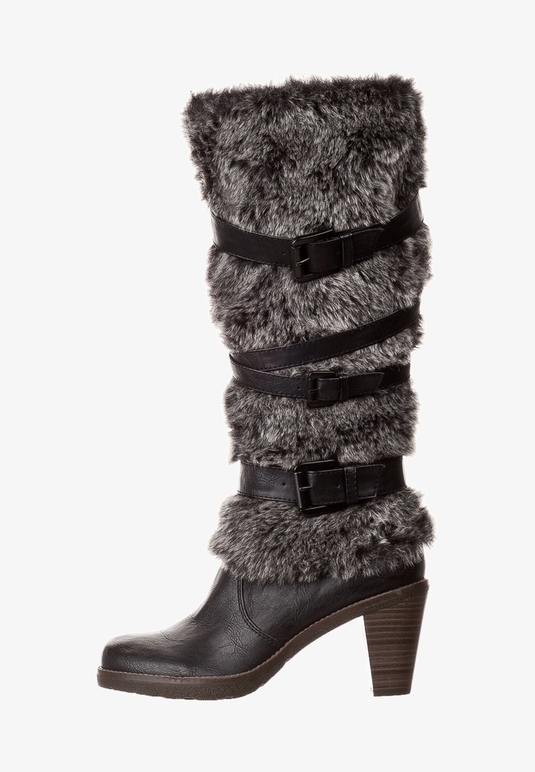 Czarna kozaki za kolano z eko skóry z szarymi futrzanymi akcentami, wyposażone w trzy czarne paski i klamry oraz masywny obcas. Teksturowana podeszwa.