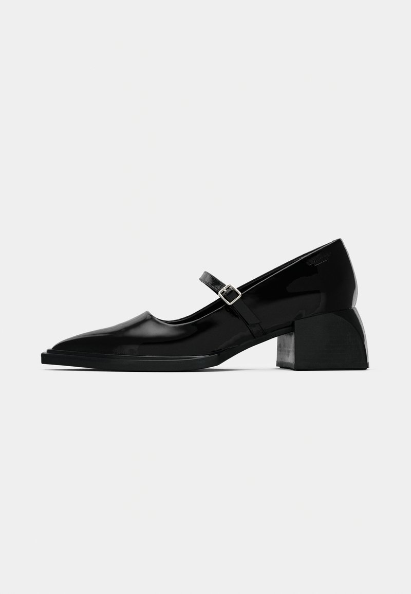 Chaussure Mary Jane en cuir verni noir avec bride à boucle carrée et talon bloc, présentée de profil sur fond blanc.