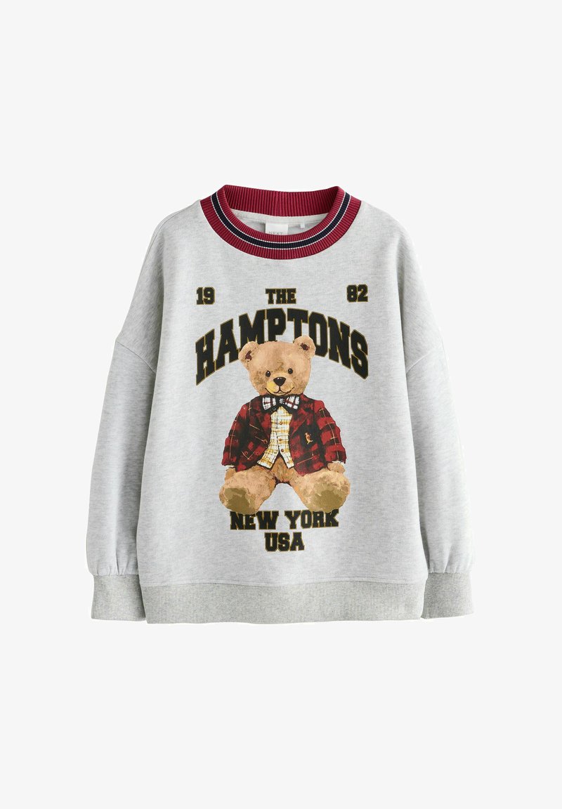 Sweat-shirt gris avec un graphique d'ours en peluche habillé d'une chemise à carreaux rouges et d'un nœud papillon. Détails ribbed au niveau du col et de l'ourlet en bordeaux.
