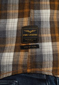Karohemd in Marineblau, Orange und Weiß. Mit strukturiertem Stoff, einem Etikett mit der Aufschrift "PME LEGEND" und einer Stichdetail am Saum.