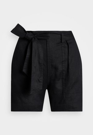 Shorts en lin noir avec un détail de taille nouée, dotés de plis, de poches latérales et d'une conception structurée. Texture lisse et longueur moyenne.