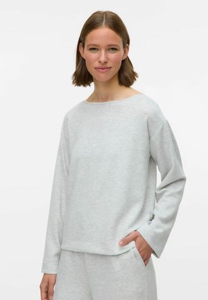 Sweat-shirt gris clair à manches longues, avec un décolleté large et une coupe décontractée. Texture douce, motif légèrement chiné et poches latérales.