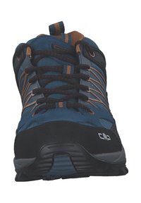 Blaue und schwarze Wanderschuhe mit einer strukturierten Oberfläche, orangefarbene Akzente, runde Schnürsenkel und unterstützende Sohlen. Robustes Design für den Einsatz im Freien.