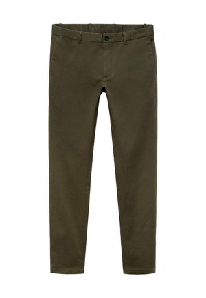 Olivgrüne Chinos aus Baumwolle. Slim-Fit-Design mit flachem Bund, Knopfverschluss und Standardtaschen. Glatte Textur ohne sichtbare Muster.