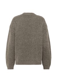 Taupe-farbener, langärmliger Strickpullover mit gerippten Bündchen und Saum, von hinten vor einem weißen Hintergrund gezeigt.