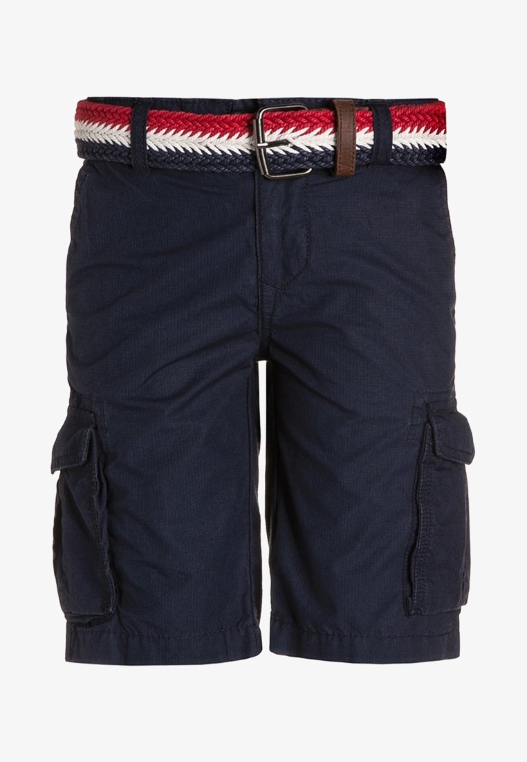 Shorts cargo blu navy realizzati in tessuto leggero, dotati di tasche laterali, una cintura intrecciata rossa, bianca e blu con una fibbia argentata.