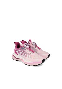 Zapatillas deportivas rosas con una parte superior de malla texturada, acentos blancos en contraste, un sistema de cordones único y una suela de goma negra gruesa.