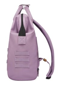 Sac à dos violet avec une finition texturée, fermeture éclair sur le côté, sangle réglable rembourrée, et trois bandes de sangle horizontales à l'avant.