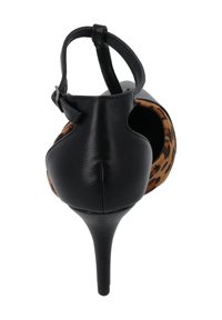 Zapato de tacón alto de cuero negro con un acento de estampado de leopardo, con la parte trasera abierta y detalles de tira en el tobillo. Textura suave con punta afilada.