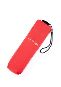 Rode stoffen parapluhoes met een zwarte top, voorzien van een polsbandje en een gouden reliëf "WITTCHEN" logo. Vlotte textuur, compact ontwerp.