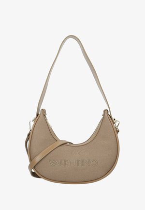 Borsa a mano in tela beige con forma curva e tracolla piatta, con marchio in rilievo. Dettagli in pelle liscia e accessori in metallo.