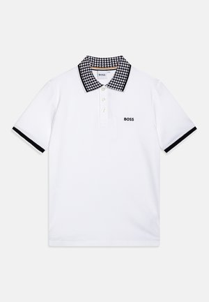 Polo shirt blanc à manches courtes avec un col en vichy noir et blanc, des bordures noires aux manches, trois boutons à l'avant et un logo "BOSS" noir sur la poitrine.