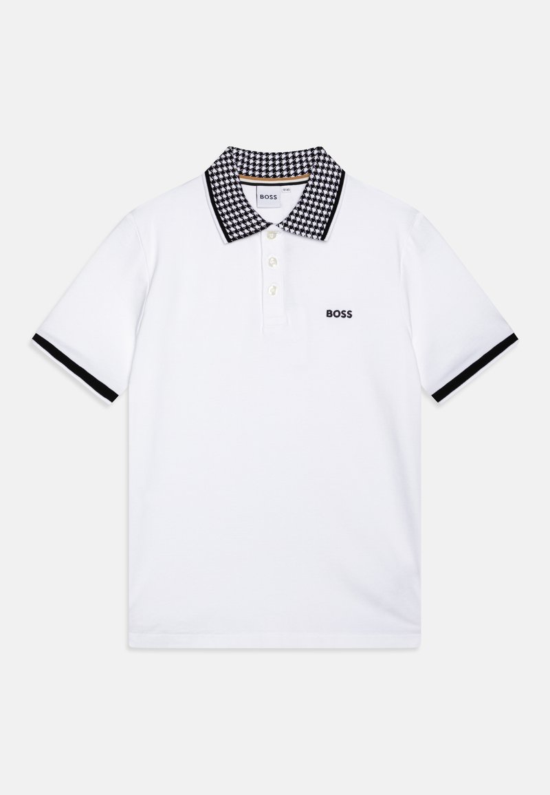 Polo shirt blanc à manches courtes avec un col en vichy noir et blanc, des bordures noires aux manches, trois boutons à l'avant et un logo "BOSS" noir sur la poitrine.
