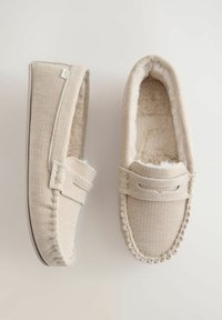 Beige corduroy pantoffels met een zachte bontvoering, voorzien van een gestikte accent en een eenvoudig banddetail. Platte, flexibele zolen voor comfort.
