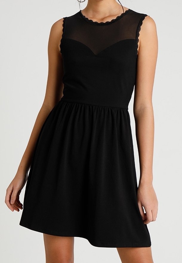 Robe noire sans manches, avec un panneau supérieur en mesh transparent et un bord festonné ; jupe froncée offrant une silhouette évasée.