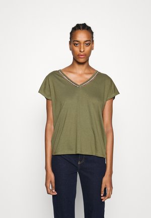 ONLY Tall ONLLULU DETAIL - Μπλουζάκι με στάμπα - winter moss