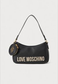 Fekete, texturált bőr válltáska rövid pánttal, hozzákapcsolt kis kerek érmetartóval és nagy, bézs "LOVE MOSCHINO" logóval az elején.