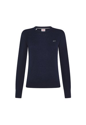 Maglione blu navy, maniche lunghe, scollatura tonda, polsini e orlo a coste, con un piccolo logo sul petto, realizzato in un materiale morbido e leggero.