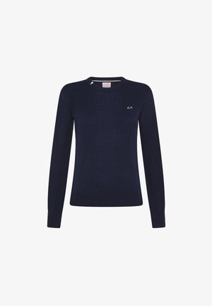 Maglione blu navy, maniche lunghe, scollatura tonda, polsini e orlo a coste, con un piccolo logo sul petto, realizzato in un materiale morbido e leggero.