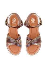 Braune Leder-Sandalen mit überkreuzten Riemen, geflochtenen Akzenten und einer gepolsterten Innensohle. Verstellbarer Knöchelriemen mit einer Metall-Schnalle.