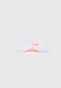 Sportliche Schuhsohle, strukturierter weißer Gummi mit orangefarbenen Akzenten und detailliertem Profilmuster; verfügt über ein flaches, flexibles Design für besseren Halt.