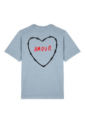Himmelblaues Baumwoll-T-Shirt mit einem schwarzen genähten Herzdesign und dem Wort "AMOUR" in Rot, auf dem Rücken bedruckt. Kurze Ärmel.