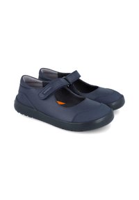 Zapatos planos de color azul marino con estilo Mary Jane, que presentan una correa, parte superior de tela suave, interior acolchado y una suela de goma para mayor tracción.