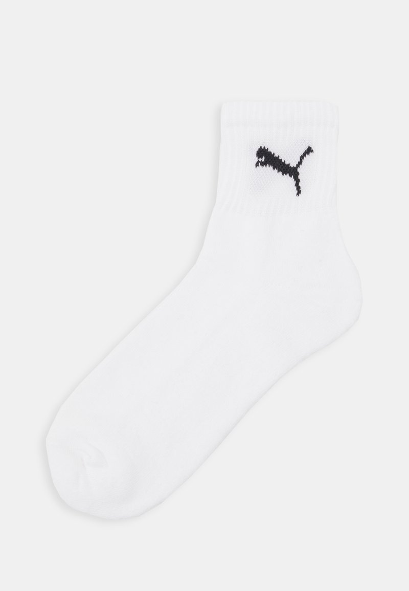 Meia branca de tornozelo feita de tecido suave; apresenta um logótipo preto da Puma na punho; parte superior ribmanada para um ajuste seguro; design simples e minimalista.