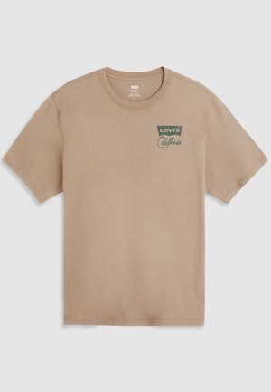 Beige t-shirt med kort ärm i bomull, med en grön "Levi's California"-logotyp på vänster bröstområde och rundad hals.