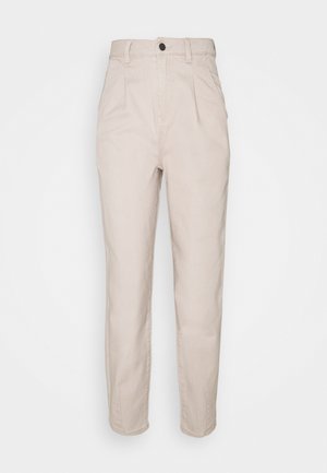 Pantalon beige taille haute, coupe droite, avec fermeture à boutons et fermeture éclair à l'avant, passants pour ceinture et poches latérales, présenté sur un fond blanc.