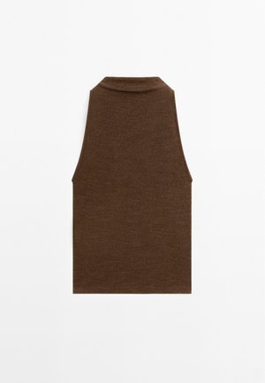 Braunes ärmelloses Oberteil mit hohem Kragen, aus einem strukturierten Strickstoff gefertigt. Einfaches, figurbetontes Design ohne zusätzliche Muster oder Verzierungen.