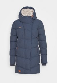 Mörkblå vadderad kappa med hög krage och stor huva. Den har en mjuk fleecefoder, fickor med dragkedja och detaljer i brunt läder.