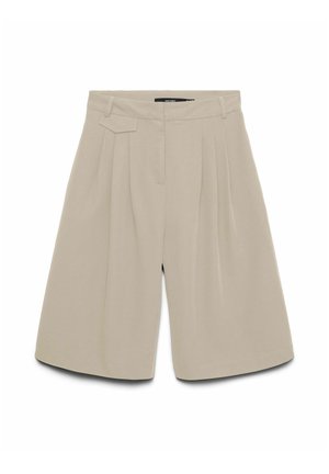 Pantaloncini beige a vita alta su misura con pieghe frontali, passanti per cintura e un piccolo dettaglio di tasca con pattina sul lato destro.