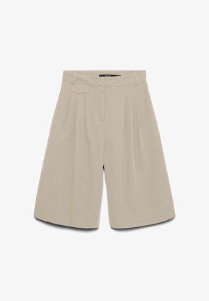 Pantaloncini beige a vita alta su misura con pieghe frontali, passanti per cintura e un piccolo dettaglio di tasca con pattina sul lato destro.