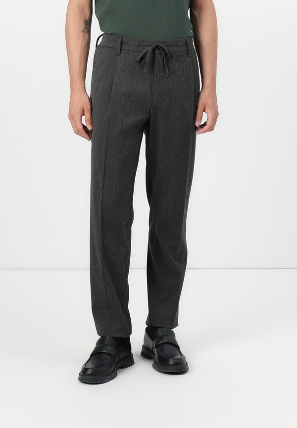 SLH190-REG TAPERED LEROY PLEAT PANT  - Trousers