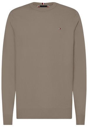 Beżowy sweter z długim rękawem i okrągłym dekoltem, z małym logo Tommy Hilfiger na lewej piersi oraz ściągaczami na rękawach i u dołu.