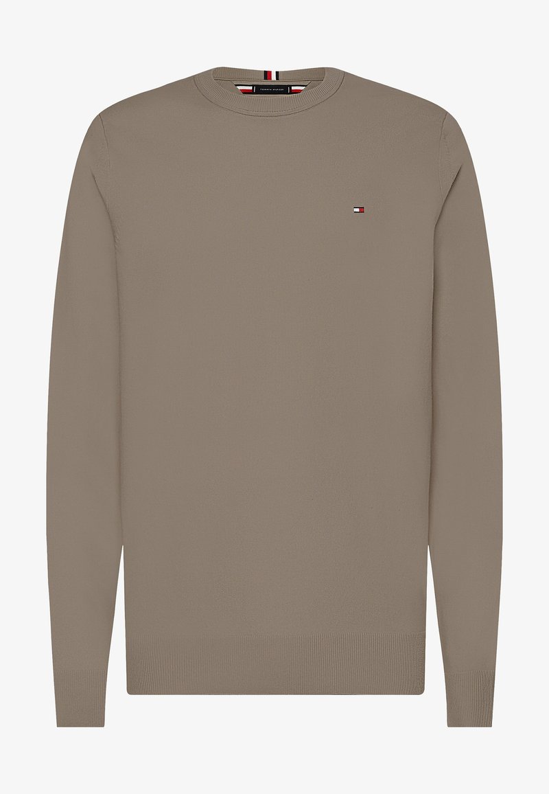 Pull beige à manches longues et col rond, petit logo Tommy Hilfiger sur la poitrine gauche, poignets et ourlet côtelés.