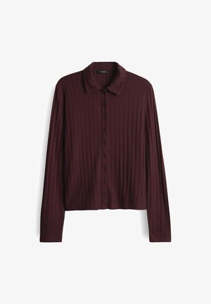 Burgunderfarbendes, geripptes Langarmshirt mit Knopfleiste, klassischem Kragen und cropped Schnitt. Weiches Material mit glatter Textur.