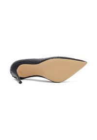 Zwarte hoge hak pump met een spitse neus, een textuur bovenwerk dat slangenhuid nabootst, en een gladde beige zool.
