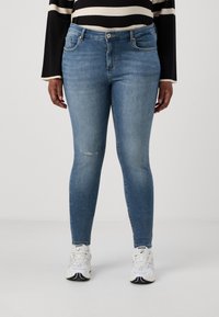 ONLY Carmakoma CARWILLY - Vaqueros pitillo - medium blue denim