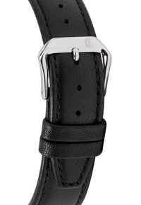 Melna ādas pulksteņa josta ar teksturētu apdari, sudraba metāla sprādze un vairāki regulējami caurumi pielāgošanai.