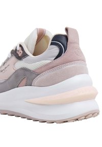 Sneaker met een mix van lichtroze, grijs en marineblauwe materialen. Heeft een gevoerd kraag, vetersluiting en een chunky witte zool.