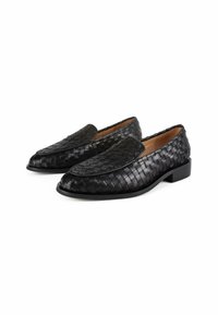Schwarze geflochtene Slipper mit flachem Absatz, ausgestattet mit einer glatten Textur und runder Zehenform. Leichte und flexible Bauweise.