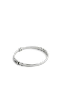 Brazalete de plata con un diseño liso y plano. Presenta un cierre simple y una forma redonda sin costuras, reflejando la luz con un acabado pulido.