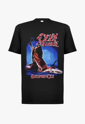 Musta puuvillapaita, jossa on värikäs grafiikka mikrofonia pitävästä hahmosta, tekstinä "OZZY OSBOURNE" ja "BLIZZARD OF OZZ."