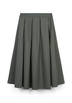 Una gonna verde oliva a lunghezza ginocchio realizzata in tessuto morbido, con pieghe in vita per voluminosità e una silhouette A-line strutturata.