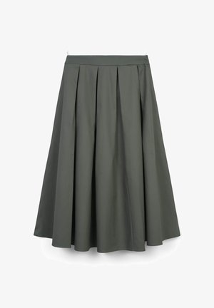 Una gonna verde oliva a lunghezza ginocchio realizzata in tessuto morbido, con pieghe in vita per voluminosità e una silhouette A-line strutturata.