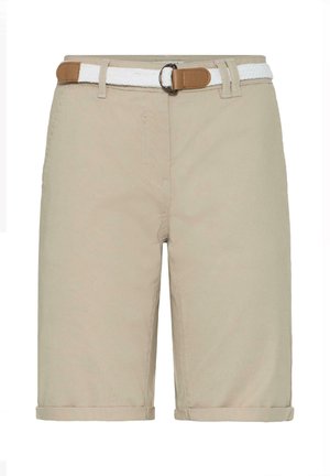 Beige knæhøje shorts med forlommer og et hvidt vævet bælte med lysebrune læderdetaljer og spænde i metal.