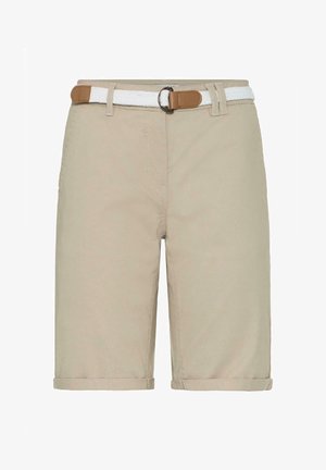 Beige knæhøje shorts med forlommer og et hvidt vævet bælte med lysebrune læderdetaljer og spænde i metal.